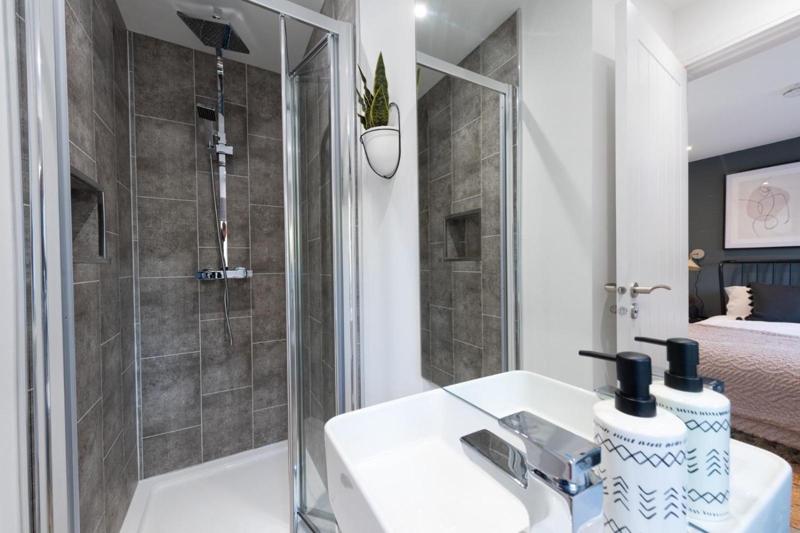 Bridge House Apartments - Free Parking Shottery Ngoại thất bức ảnh